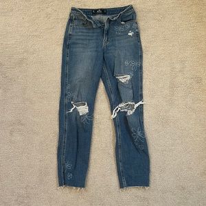 high- rise mom jeans from hollister with small flower details:)